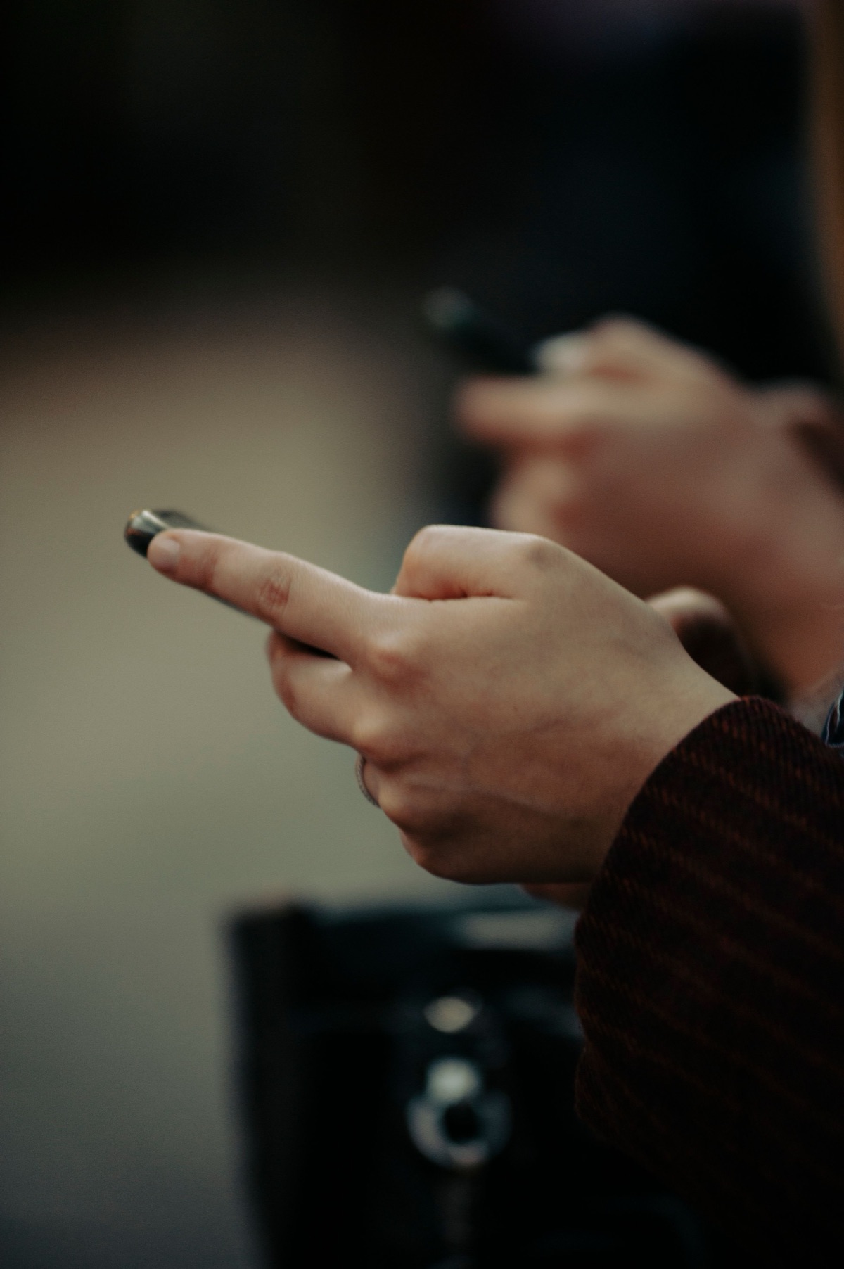 Une personne écrit un message sur son téléphone.
